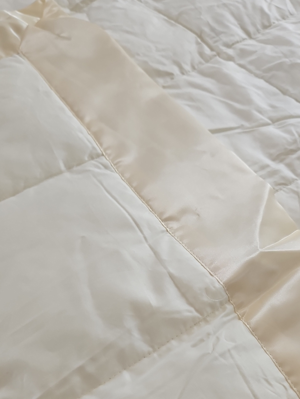 Schweitzer Linen Cream Cotton Light Down Comforter 90x90 - Picture 4 of 9